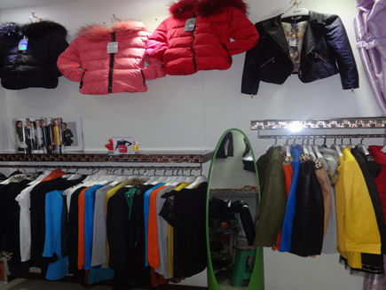 長(zhǎng)春市中東的市場(chǎng)內(nèi)有一營(yíng)業(yè)中精品女裝出兌